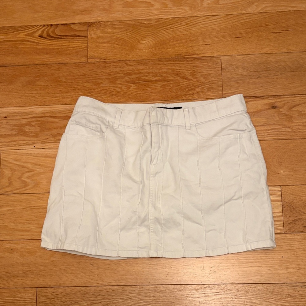 bebe White Mini Skirt pockets in front and back zipper in front